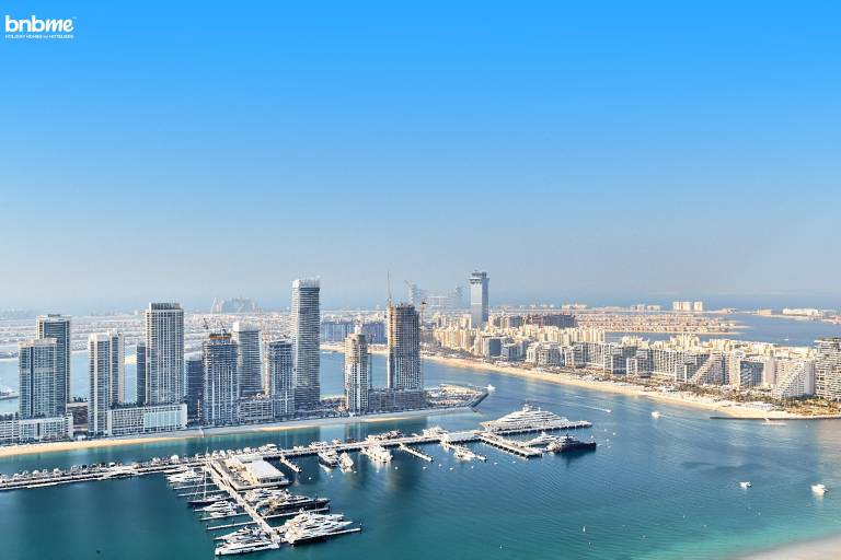Holiday apartment with barbeque, yard & pool in Abu Dhabi