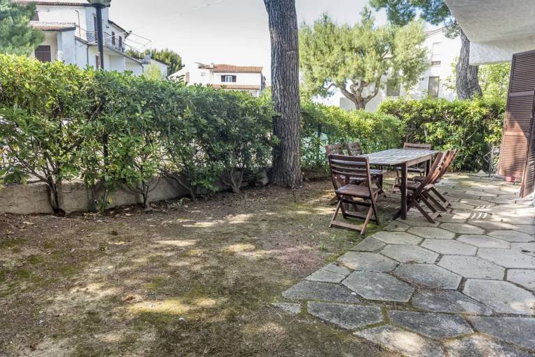 Holiday apartment with garden — photo 4