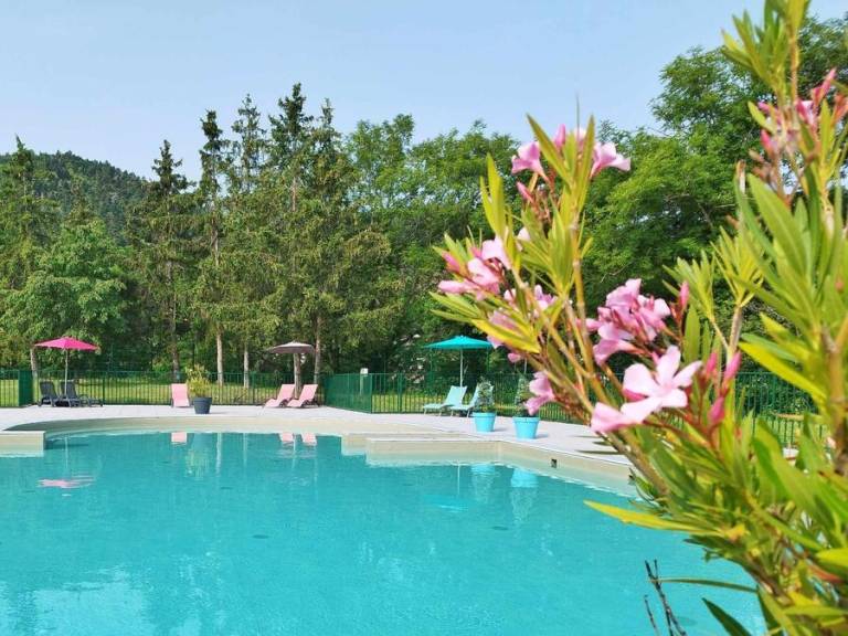 Chalet with pool & patio | Garden view — photo 2