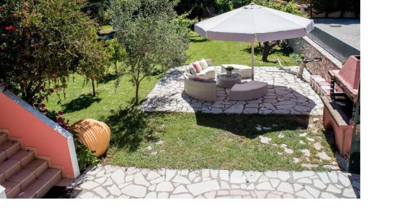 Villa with barbecue, terrace & yard — photo 5