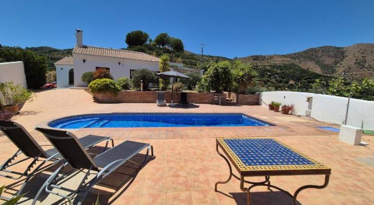 Fully equipped wonderful vacation home with terrace, private pool & BBQ | Good for workation | Pets are welcome in Almunecar