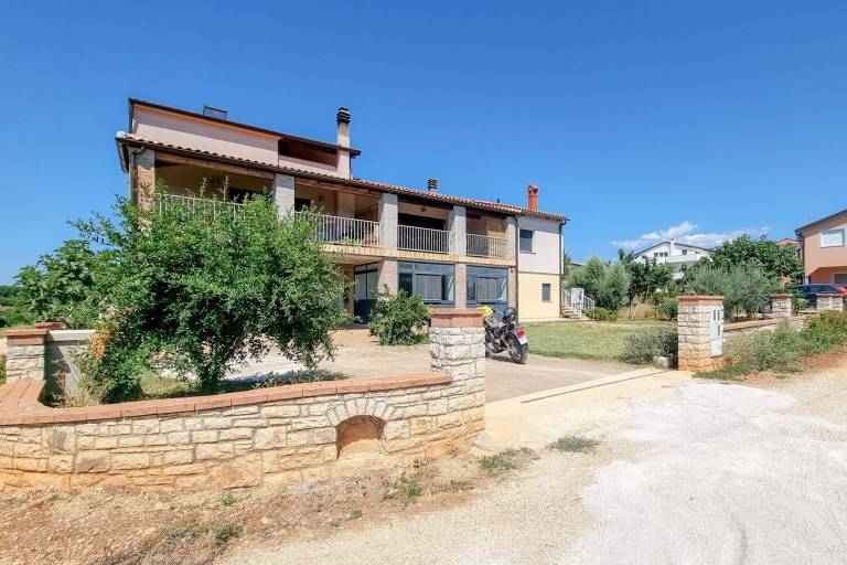 Apartment with terrace & yard in Novigrad