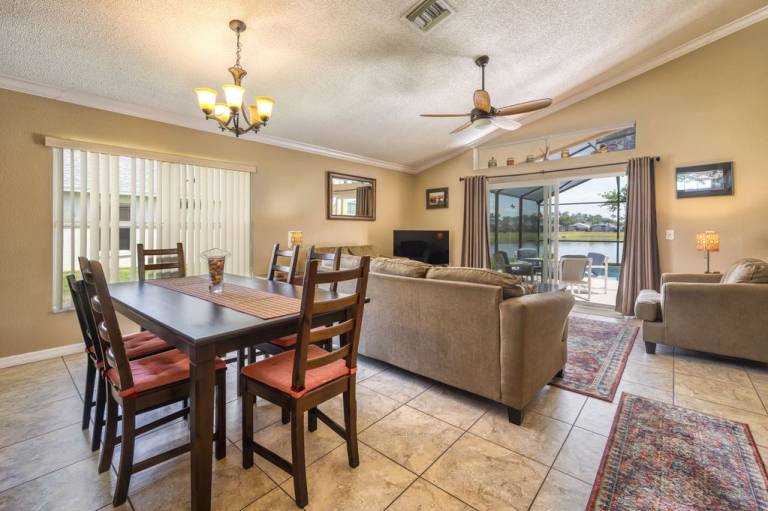Charming 3BR home in Kissimmee with private pool and lake view, perfect for families. — photo 3
