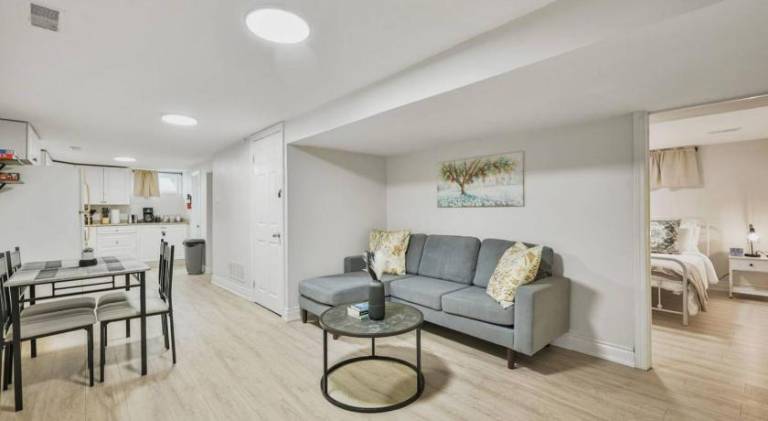 Comfy 2BR Apt near Beach and Downtown Free Parking — photo 2