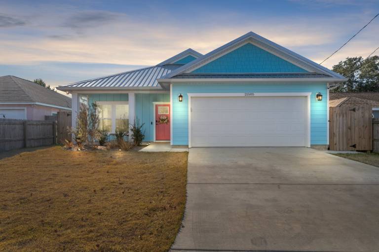 Family-friendly beautiful house with jacuzzi, garden & grill | Suitable for remote work | Dogs allowed in Hollywood, FL
