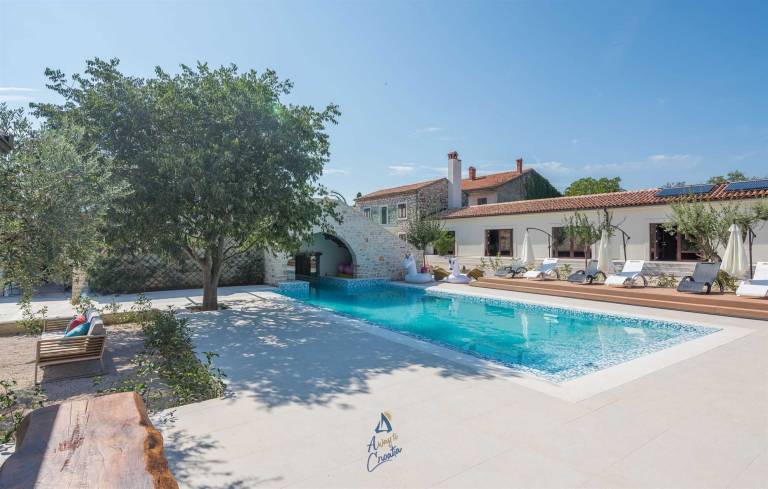 Luxury Mediterranean 4-BR Villa for 8 with Sauna and Heated Pool — photo 2