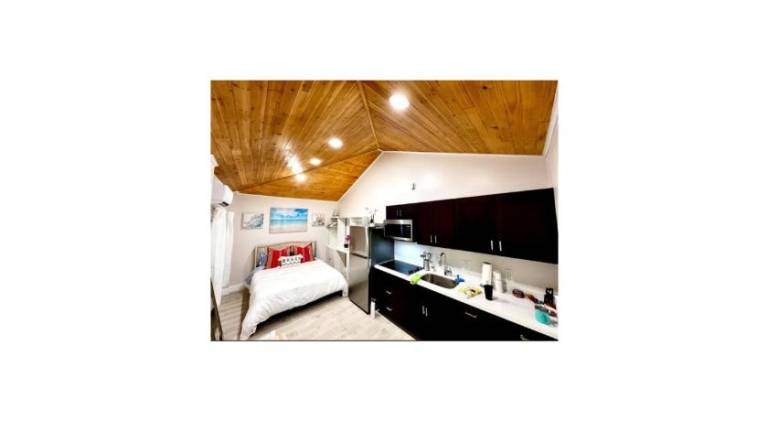 House with 1 room for 2 persons in West Palm Beach, FL