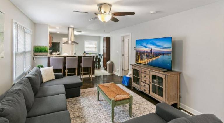 Great For Families DT Libertyville near Naval Base — photo 2