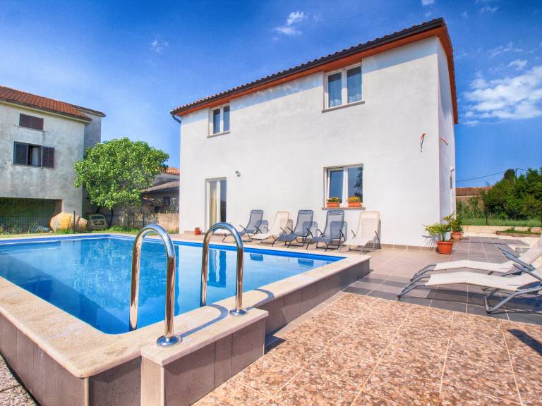 Vacation home with pool, grill & patio in Medulin