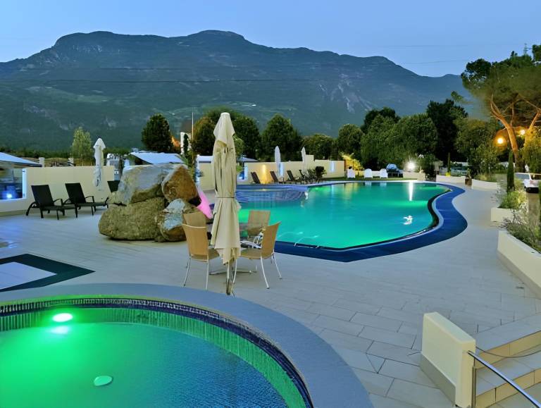 SCHLOSSHOF SUDTIROL - Hotel & Camping Resort in Lana