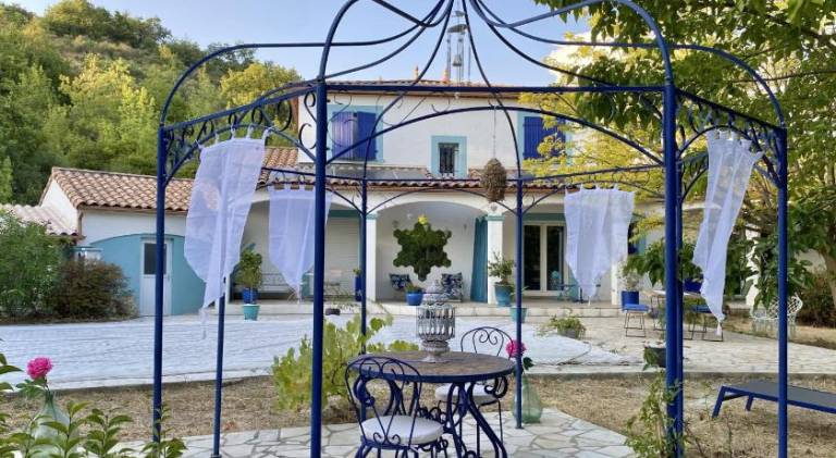 Nuits Colibri, rose poudre & bleu pastel in Millau