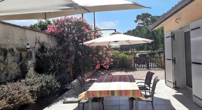 Vacation home with terrace, grill & garden — photo 5