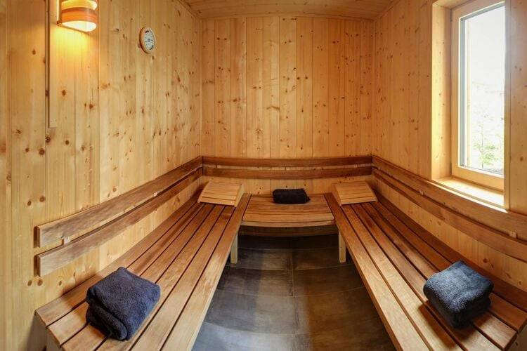 Chalet with patio, jacuzzi & barbeque — photo 3