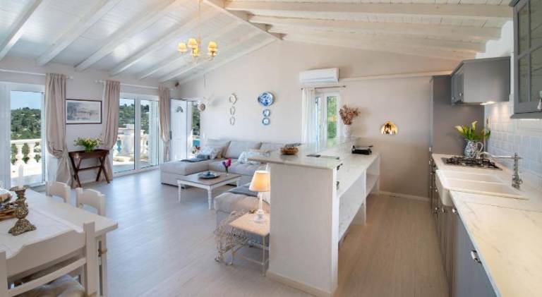 Villa with terrace, yard & private pool | Perfect for remote work — photo 5