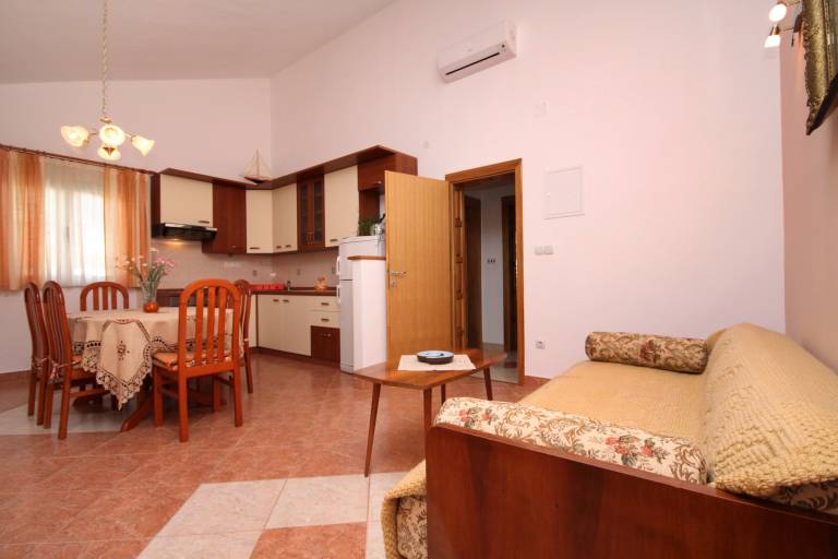 One bedroom apartment with balcony Jelsa, Hvar (A-196-b) — photo 3