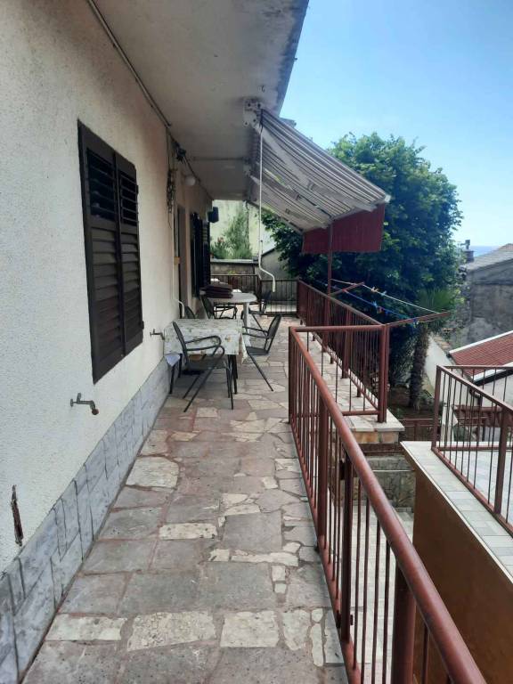 Holiday apartment with BBQ, garden & patio — photo 3