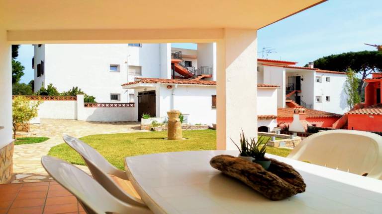 Rental apartment with patio, grill & yard in Roses