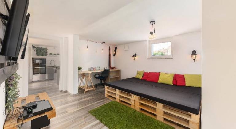 Rental apartment with terrace & yard — photo 2