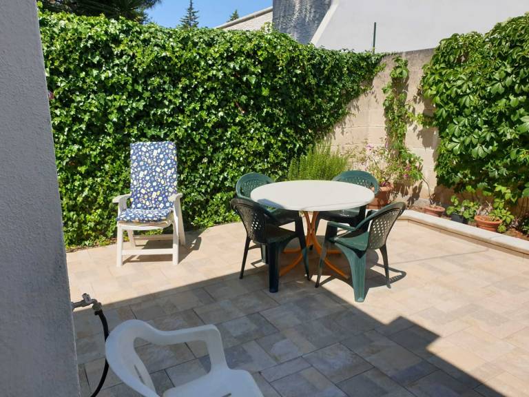 Vacation home with barbecue, terrace & yard | Beach view — photo 5