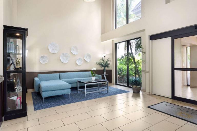 La Quinta Inn & Suites by Wyndham Bonita Springs Naples N. — photo 2