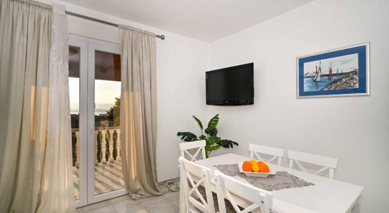Beautiful apartment with terrace, yard & pool | Pets are welcome — photo 2