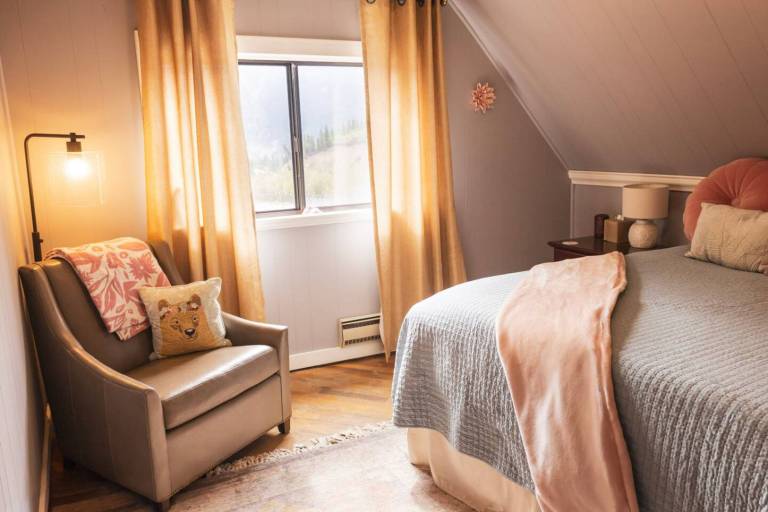 Kendal Room Cozy Mountain Lodge Retreat