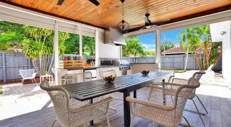 Vacation home with pool — photo 4