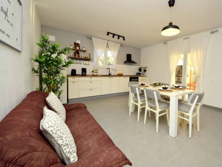 Fully equipped beautiful rental apartment with terrace, private pool & barbeque | Dogs allowed — photo 4