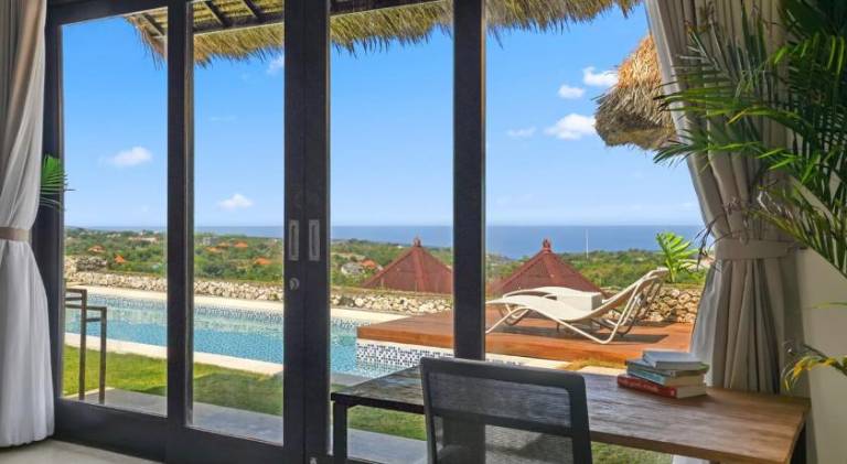 Villa with pool — photo 4