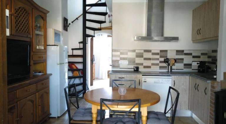 House with BBQ, garden & patio — photo 3