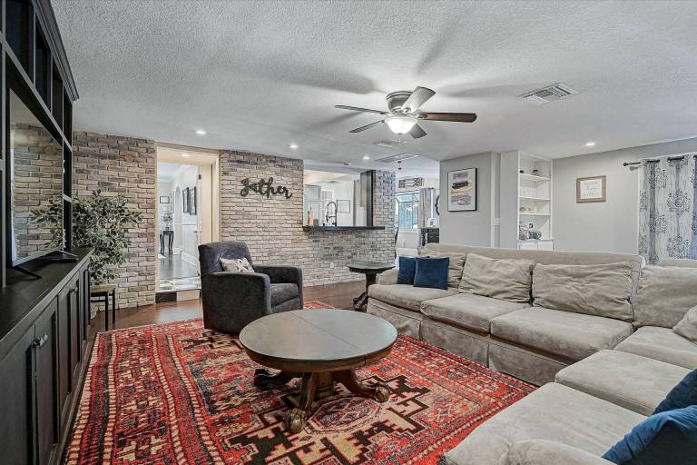 House with hot tub, grill & private pool | City view — photo 5