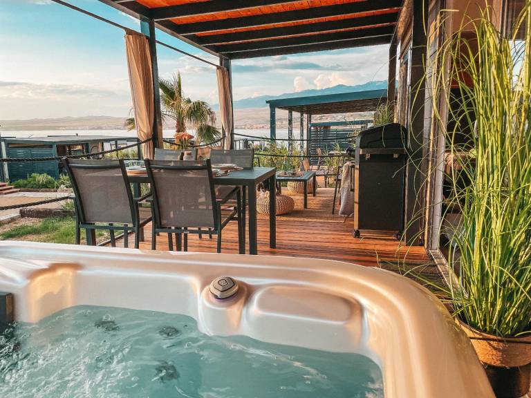 Nice vacation home with hot tub & barbecue | Close to the beach | Pets allowed in Novalja