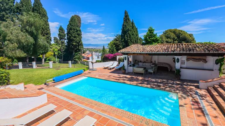 Villa with barbeque, private pool & yard | Mountain view — photo 4