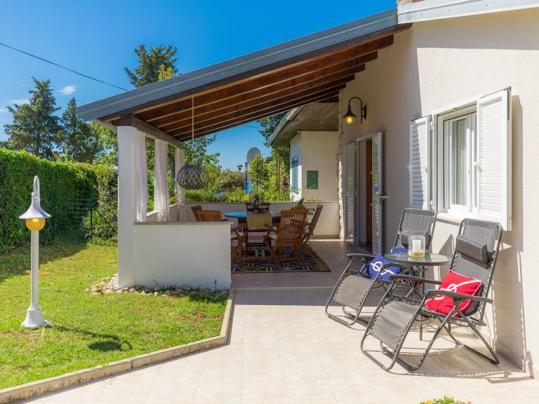 Vacation home with BBQ, patio & garden | Pet-friendly — photo 4