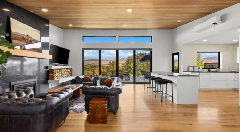 Stunning Views - High End 4BR Home with Hot Tub and Sauna in Boise, ID