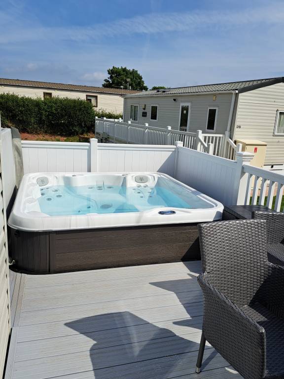Family-friendly lodge with jacuzzi & yard | Beach view | Dogs allowed in Paignton