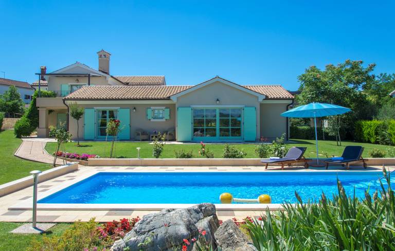 Villa with BBQ, terrace & yard in Porec