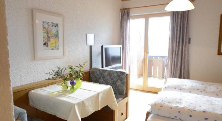Beautiful serviced apartment with patio & yard | Pets are welcome — photo 3