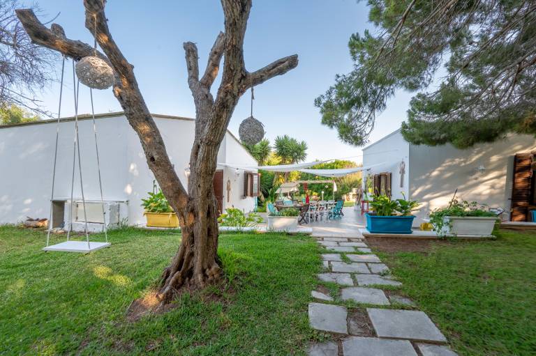 Villa with patio, yard & grill | Garden view in Giurdignano