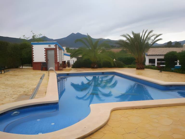 Child-friendly house with fast internet, private pool & yard | Mountain view | Pets allowed in Murcia