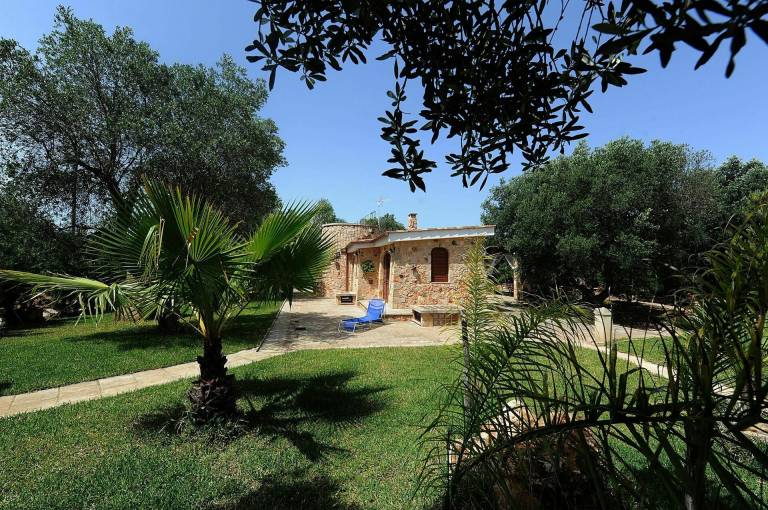 Villa with patio, barbecue & yard in Taranto
