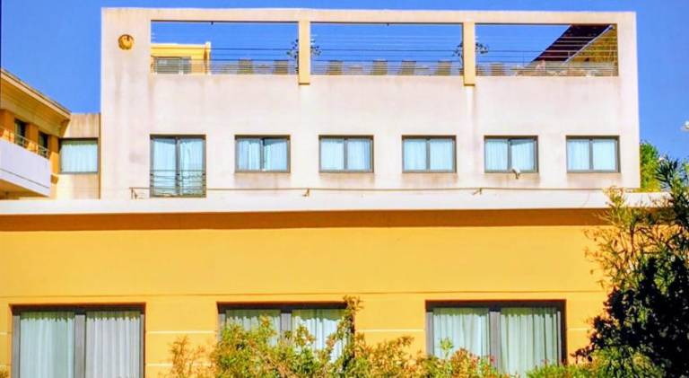 Serviced apartment with patio, pool & garden | Next to Popes' Palace — photo 5