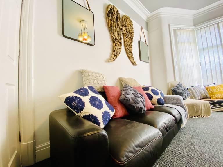 Blackpool - 4 Beds - Sleeps 10 - Pet Friendly — photo 5
