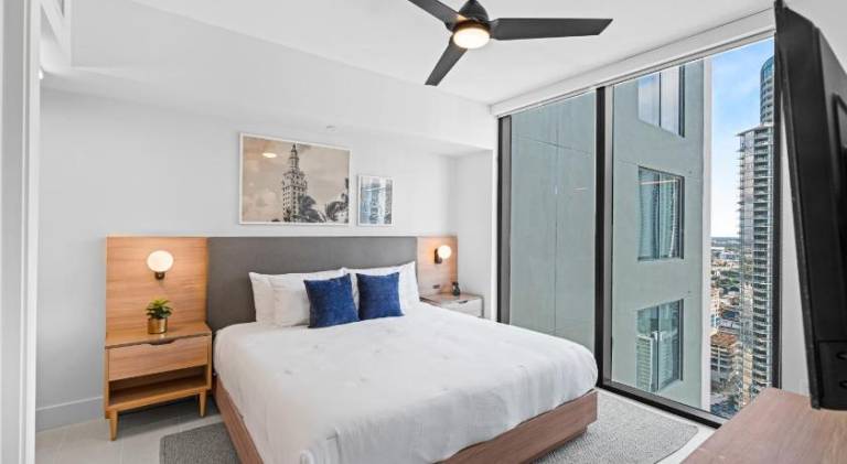 Rental apartment with pool | Near Bayside Marketplace in Miami, FL