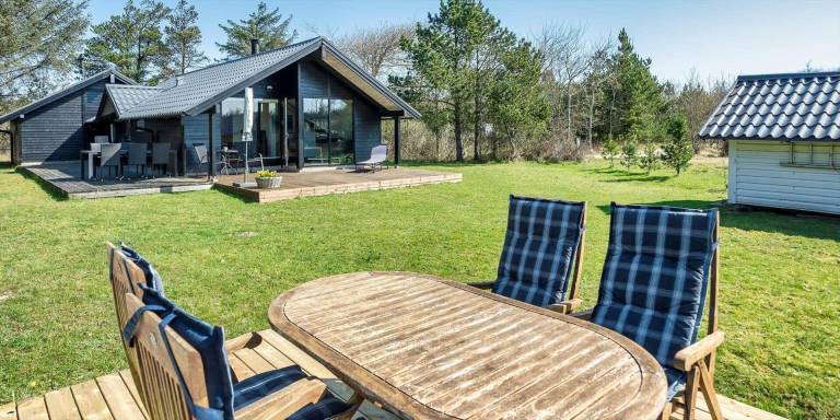Vacation home with BBQ & patio in Oksbol
