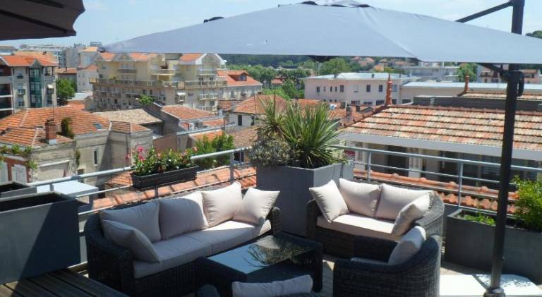 Beautiful serviced apartment with hot tub & yard | Close to the beach | Pets allowed — photo 4