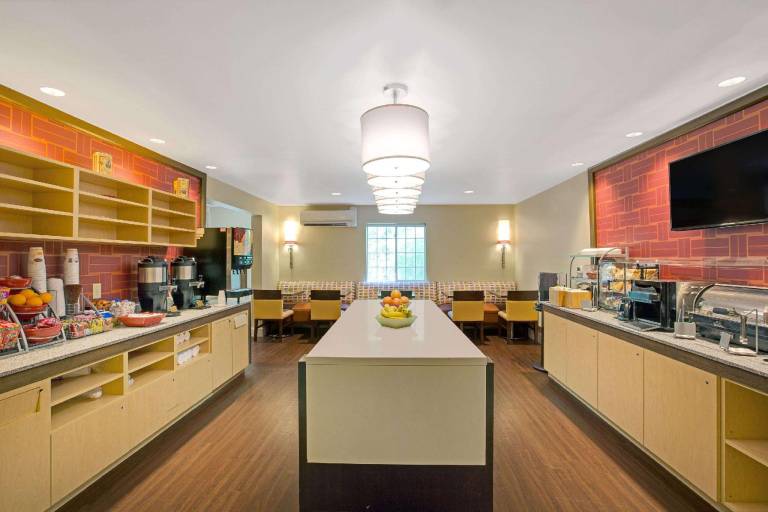 Suburban Studios Charlotte - Executive Park — photo 2