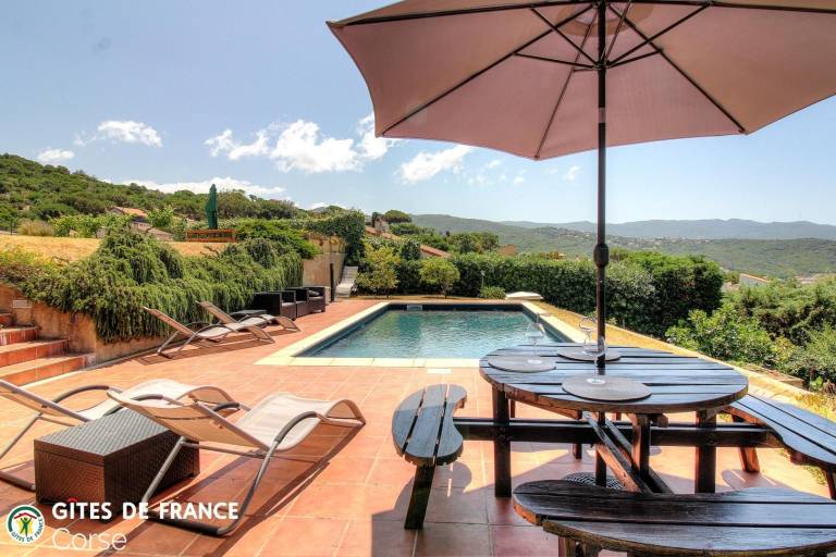 Gite with barbeque, terrace & pool | Sea view — photo 3