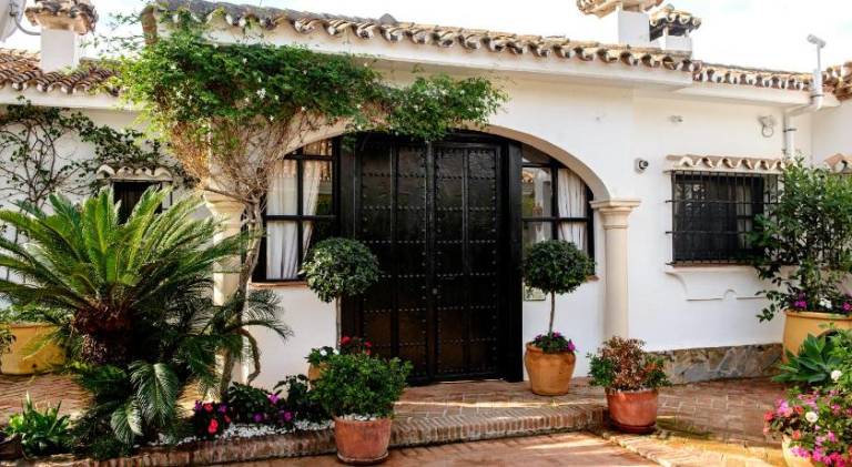 Fully equipped ample villa with patio, private pool & garden | Perfect for remote work | Pet-friendly — photo 5