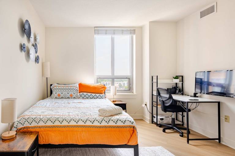 Downtown Silver Spring Walkable Metro Skyline Balcony Corner Suite Luxe Pad — photo 3